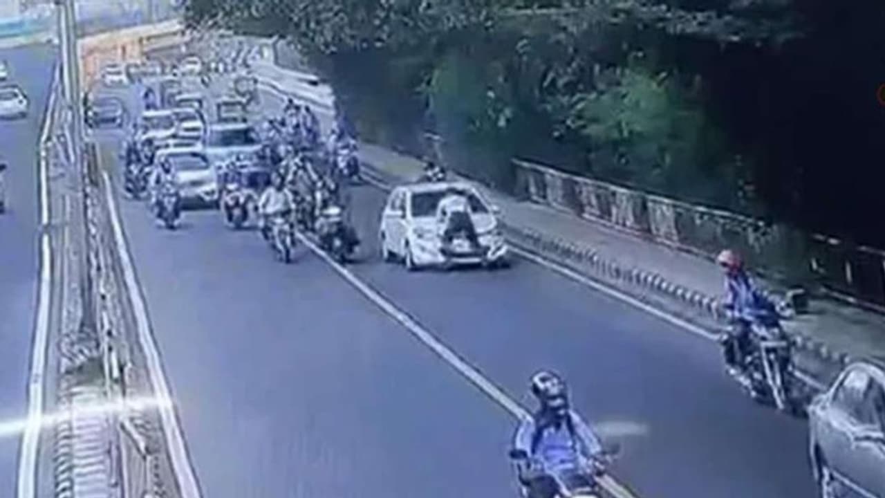 కారు బానెట్ పై వ్యక్తిని ఈడ్చుకెళ్లిన కారు.. ఢిల్లీలో ఘటన (వీడియో) కారు బానెట్ పై వ్యక్తిని ఈడ్చుకెళ్లిన కారు.. ఢిల్లీలో ఘటన (వీడియో)