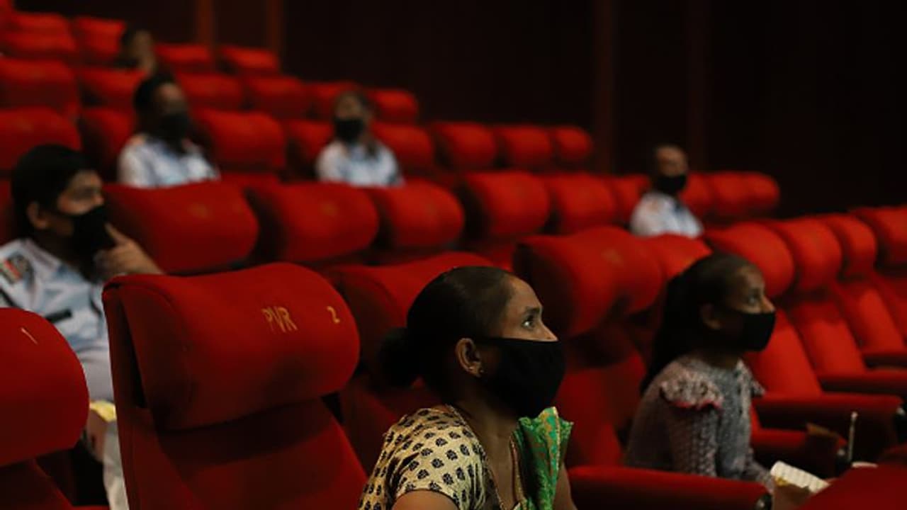 மீண்டும் திரையரங்கில் 50% பார்வையாளர்களுக்கு மட்டுமே அனுமதி! தமிழக அரசு அதிரடி! மீண்டும் திரையரங்கில் 50% பார்வையாளர்களுக்கு மட்டுமே அனுமதி! தமிழக அரசு அதிரடி!