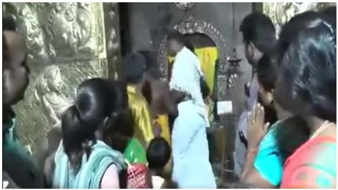 அம்மன் கோவில் கருவறைக்குள் சென்று பூசாரி மீது சரமாரி தாக்குதல்... திமுக பிரமுகர் அட்டூழியம்..!