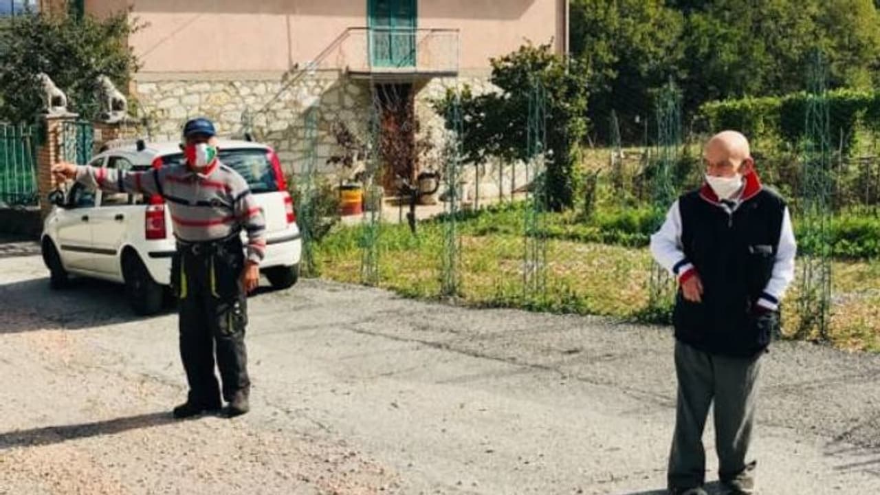 ആകെ ജനസംഖ്യ രണ്ട്, എങ്കിലും കൊവിഡ് നിര്ദ്ദേശങ്ങള് പാലിക്കും; കണ്ടുപഠിക്കണം ഈ അപ്പൂപ്പന്മാരെ ആകെ ജനസംഖ്യ രണ്ട്, എങ്കിലും കൊവിഡ് നിര്ദ്ദേശങ്ങള് പാലിക്കും; കണ്ടുപഠിക്കണം ഈ അപ്പൂപ്പന്മാരെ