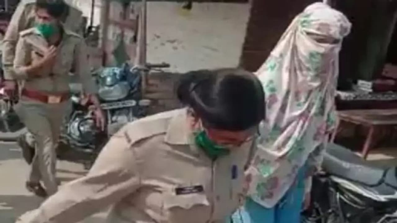 ना FIR ना कानूनी कार्रवाई: रेप पीड़िता ने स्पॉट पर रेपिस्ट को मार डाला, फिर पुलिस को फोन कर बुलाया ना FIR ना कानूनी कार्रवाई: रेप पीड़िता ने स्पॉट पर रेपिस्ट को मार डाला, फिर पुलिस को फोन कर बुलाया