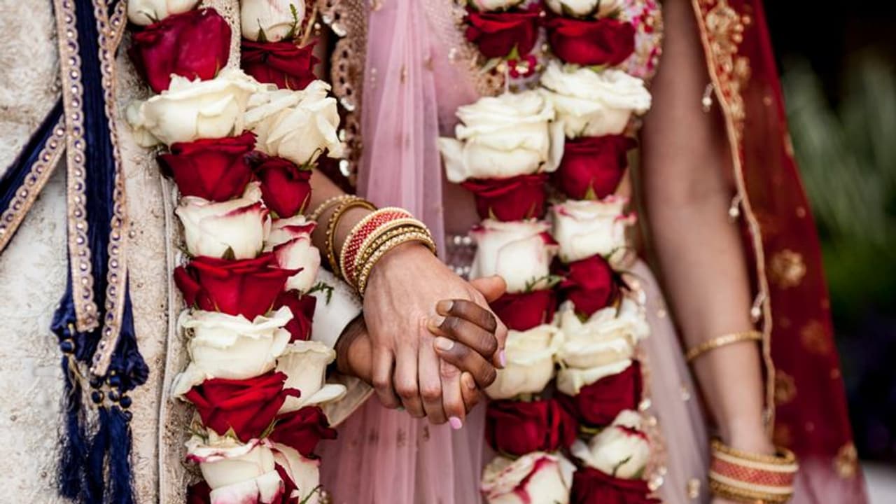 വിവാഹിതരാകുന്നവര്ക്ക് രണ്ടര ലക്ഷം രൂപ സമ്മാനം; മാതൃകാ പദ്ധതിയുമായി ഒഡിഷ സര്ക്കാര് വിവാഹിതരാകുന്നവര്ക്ക് രണ്ടര ലക്ഷം രൂപ സമ്മാനം; മാതൃകാ പദ്ധതിയുമായി ഒഡിഷ സര്ക്കാര്