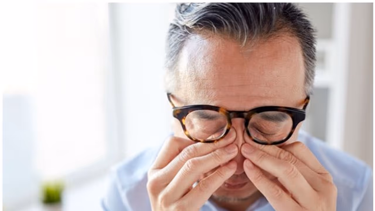 ഇടയ്ക്കിടെ തലവേദന, കണ്ണിന് അമിതമായ ചൂട് എന്നിവ ഉണ്ടാകാറുണ്ടോ; എങ്കിൽ സൂക്ഷിക്കുക ഇടയ്ക്കിടെ തലവേദന, കണ്ണിന് അമിതമായ ചൂട് എന്നിവ ഉണ്ടാകാറുണ്ടോ; എങ്കിൽ സൂക്ഷിക്കുക