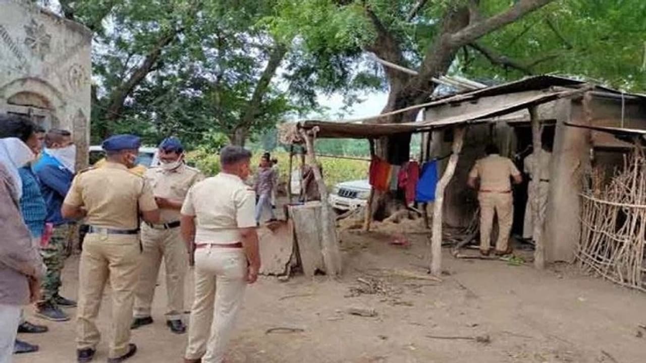 பயங்கரம்... ஒரே குடும்பத்தை சேர்ந்த 4 சிறுவர்கள் கோடரியால் கொடூரமாக வெட்டி படுகொலை..! பயங்கரம்... ஒரே குடும்பத்தை சேர்ந்த 4 சிறுவர்கள் கோடரியால் கொடூரமாக வெட்டி படுகொலை..!