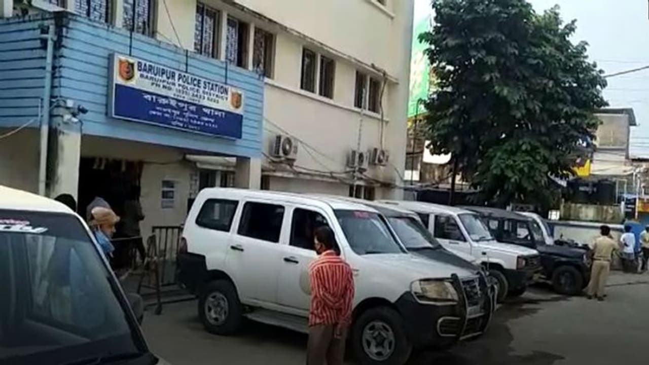 ট্রেনের ফাঁকা কামরায় গলায় দড়ি দিয়ে আত্মঘাতী কর্মহীন যুবক, বারুইপুরে চাঞ্চল্য