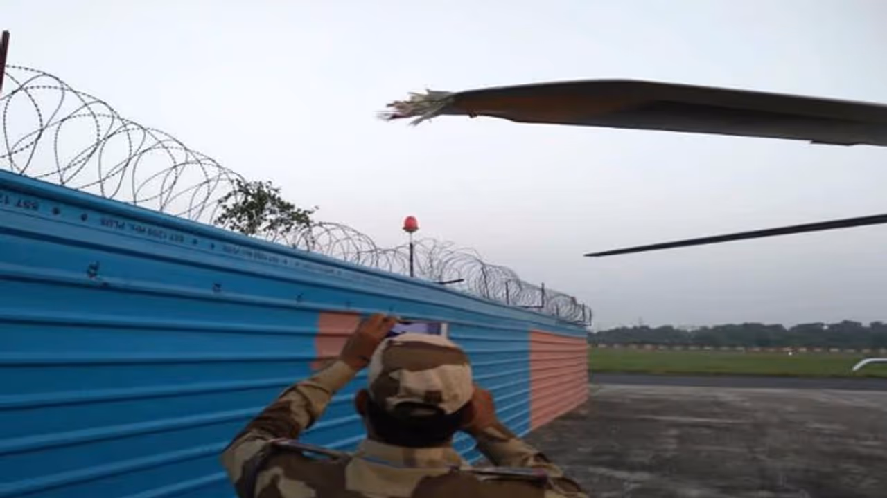 బ్రేకింగ్: కేంద్ర మంత్రి రవిశంకర్ ప్రసాద్ హెలికాఫ్టర్కు ప్రమాదం బ్రేకింగ్: కేంద్ర మంత్రి రవిశంకర్ ప్రసాద్ హెలికాఫ్టర్కు ప్రమాదం