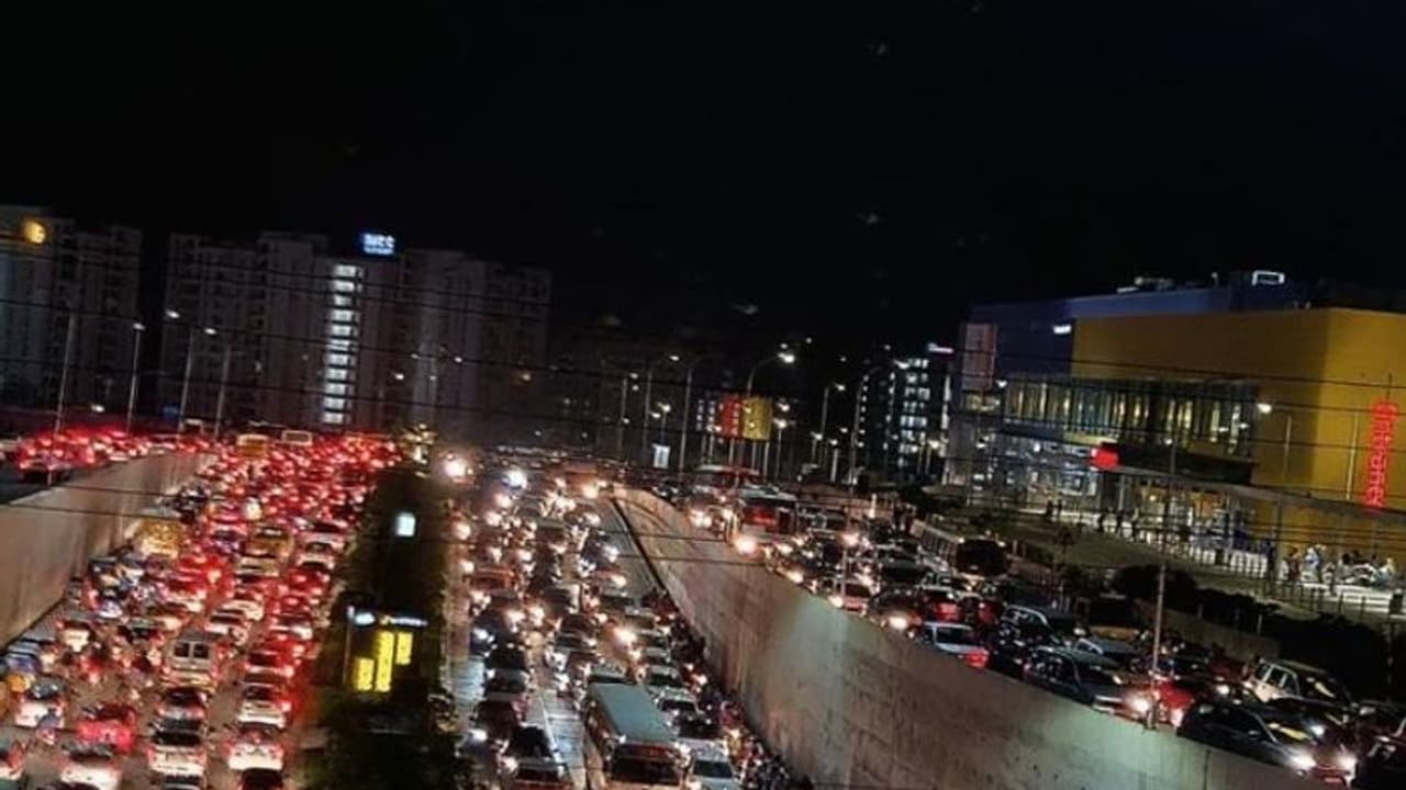 హైదరాబాద్లో మళ్లీ కుండపోత : భారీగా ట్రాఫిక్ జాం.. వాహనదారుల అవస్థలు హైదరాబాద్లో మళ్లీ కుండపోత : భారీగా ట్రాఫిక్ జాం.. వాహనదారుల అవస్థలు