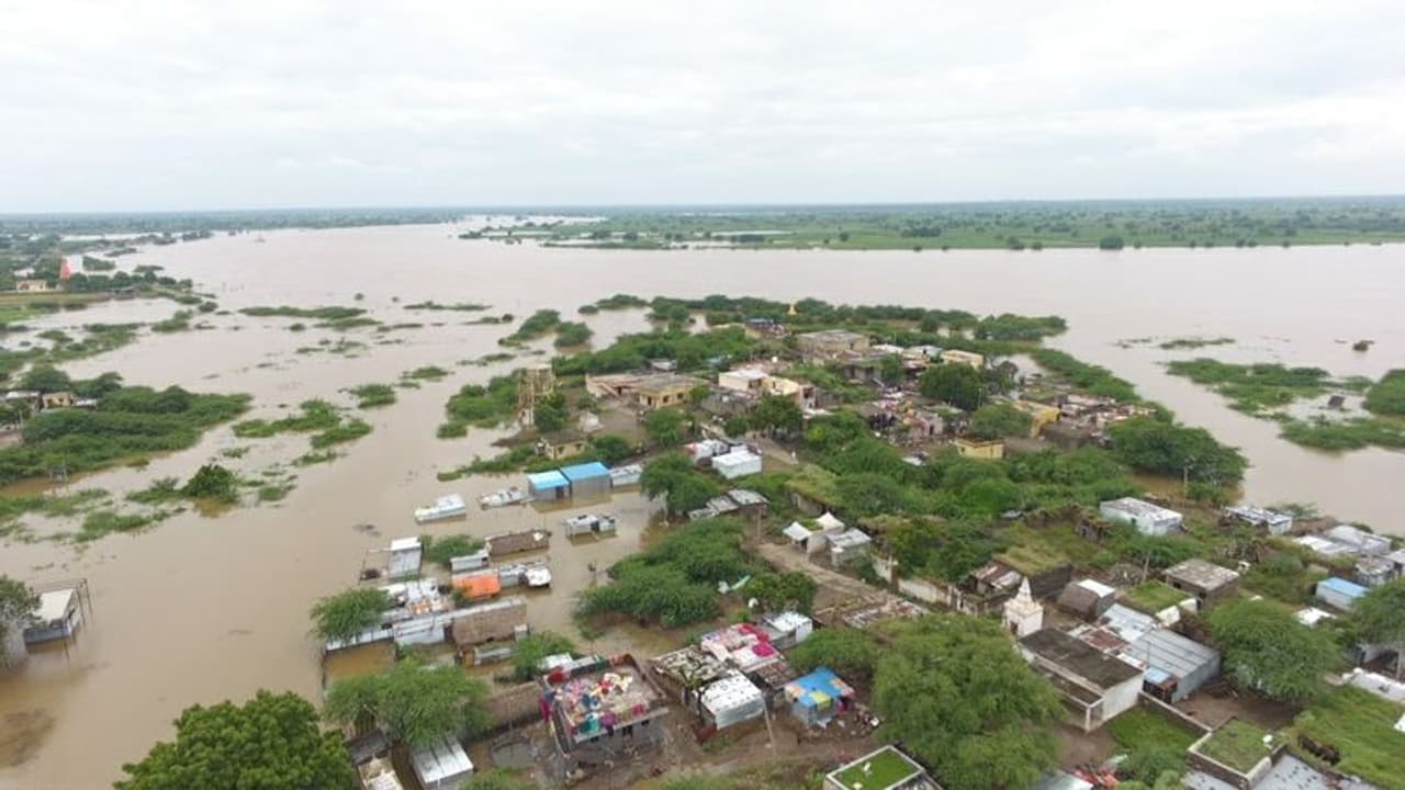 వరదలో చిక్కుకొన్న ఆరుగురు సురక్షితం: ఆపరేషన్ పింఛా సక్సెస్ వరదలో చిక్కుకొన్న ఆరుగురు సురక్షితం: ఆపరేషన్ పింఛా సక్సెస్