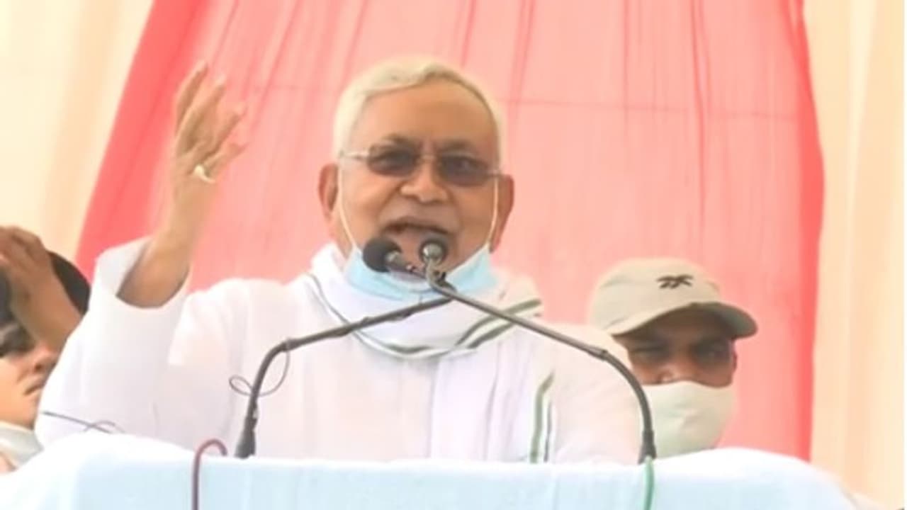 CM नीतीश का RJD पर हमला 'गरीबों का वोट लेते, उन्हीं के बच्चे स्कूल से बाहर थे, आज क्या तस्वीर है?' CM नीतीश का RJD पर हमला 'गरीबों का वोट लेते, उन्हीं के बच्चे स्कूल से बाहर थे, आज क्या तस्वीर है?'