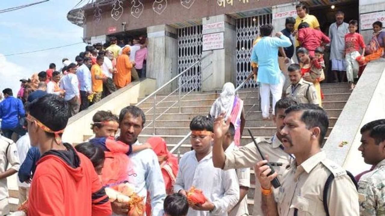 ದೇಗುಲಗಳಲ್ಲಿ ವಿಶೇಷ ಪೂಜೆ: ಕೊರೋನಾ ನಿಯಮ ಗಾಳಿಗೆ