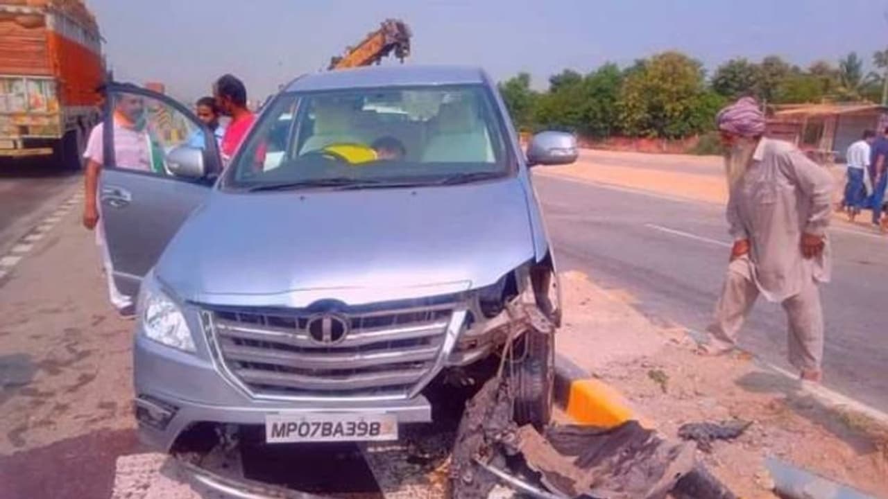 कमलनाथ की सभा में जा रहे कांग्रेस के दो पूर्व मंत्रियों का हुआ एक्सीडेंट, बाल बाल बचे दोनों नेता कमलनाथ की सभा में जा रहे कांग्रेस के दो पूर्व मंत्रियों का हुआ एक्सीडेंट, बाल बाल बचे दोनों नेता