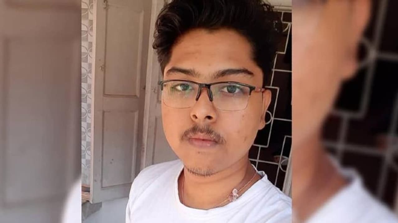 মেলেনি কোচিং, তবুও দরিদ্রতার পাহাড় পেরিয়ে মেডিক্য়ালে সফল শ্রমিকের ছেলে সৌরদীপ