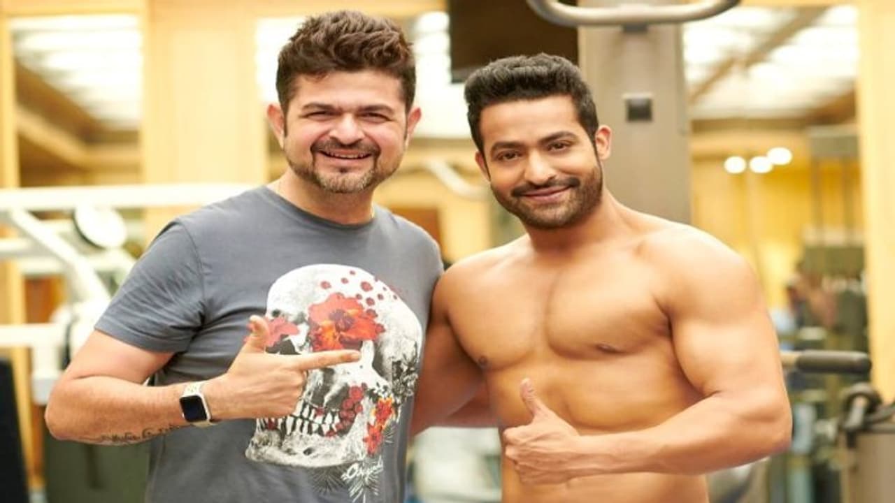 మరోసారి సిక్స్ ప్యాక్లో ఎన్టీఆర్..థ్రోబ్యాక్ లుక్ అదిరిందిగా! మరోసారి సిక్స్ ప్యాక్లో ఎన్టీఆర్..థ్రోబ్యాక్ లుక్ అదిరిందిగా!