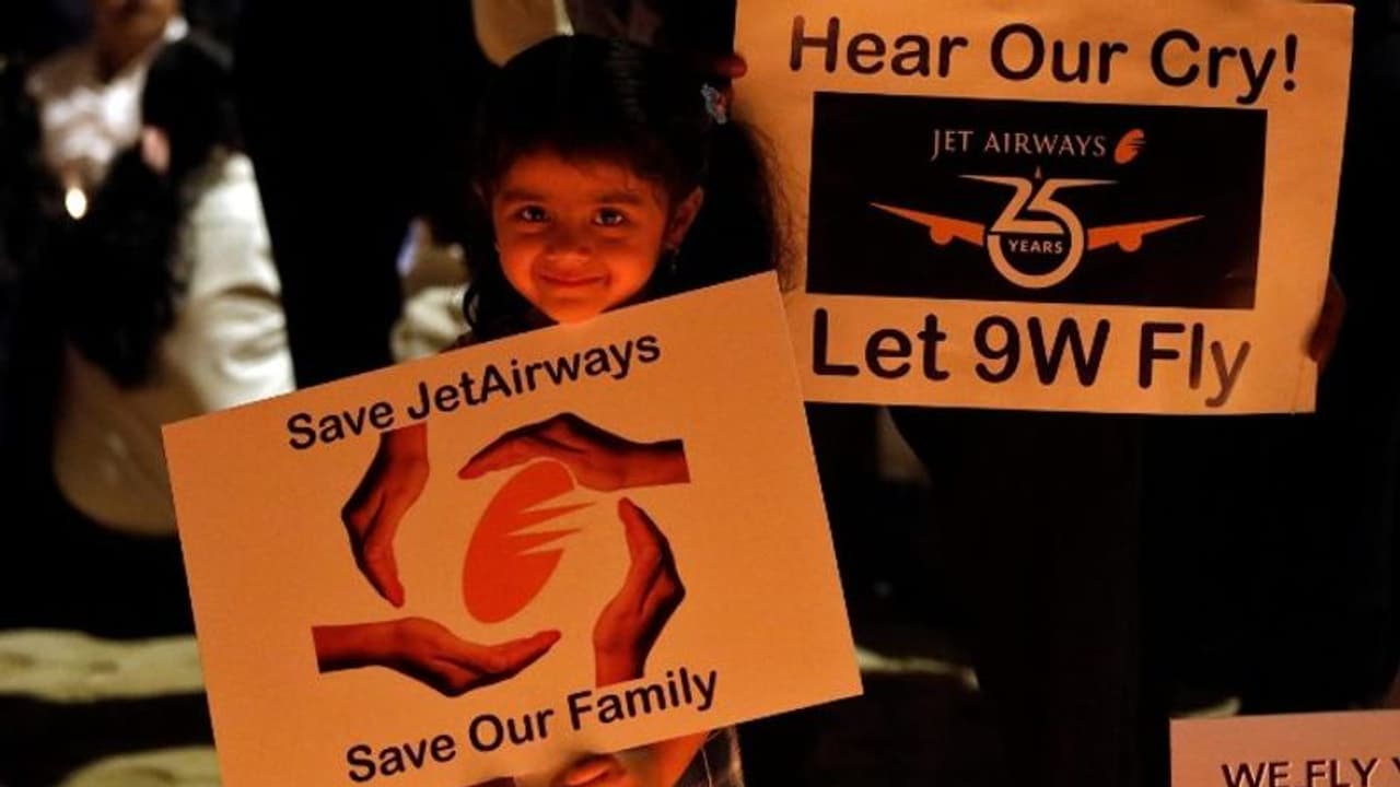 പുതിയ ഉടമകൾ ജെറ്റിനായി 2,000 കോടി മുടക്കുമെന്ന് റിപ്പോർട്ട്: 13 ൽ നിന്ന് 42 ലേക്ക് ഉയർന്ന് വിമാനക്കമ്പനി ഓഹരി പുതിയ ഉടമകൾ ജെറ്റിനായി 2,000 കോടി മുടക്കുമെന്ന് റിപ്പോർട്ട്: 13 ൽ നിന്ന് 42 ലേക്ക് ഉയർന്ന് വിമാനക്കമ്പനി ഓഹരി