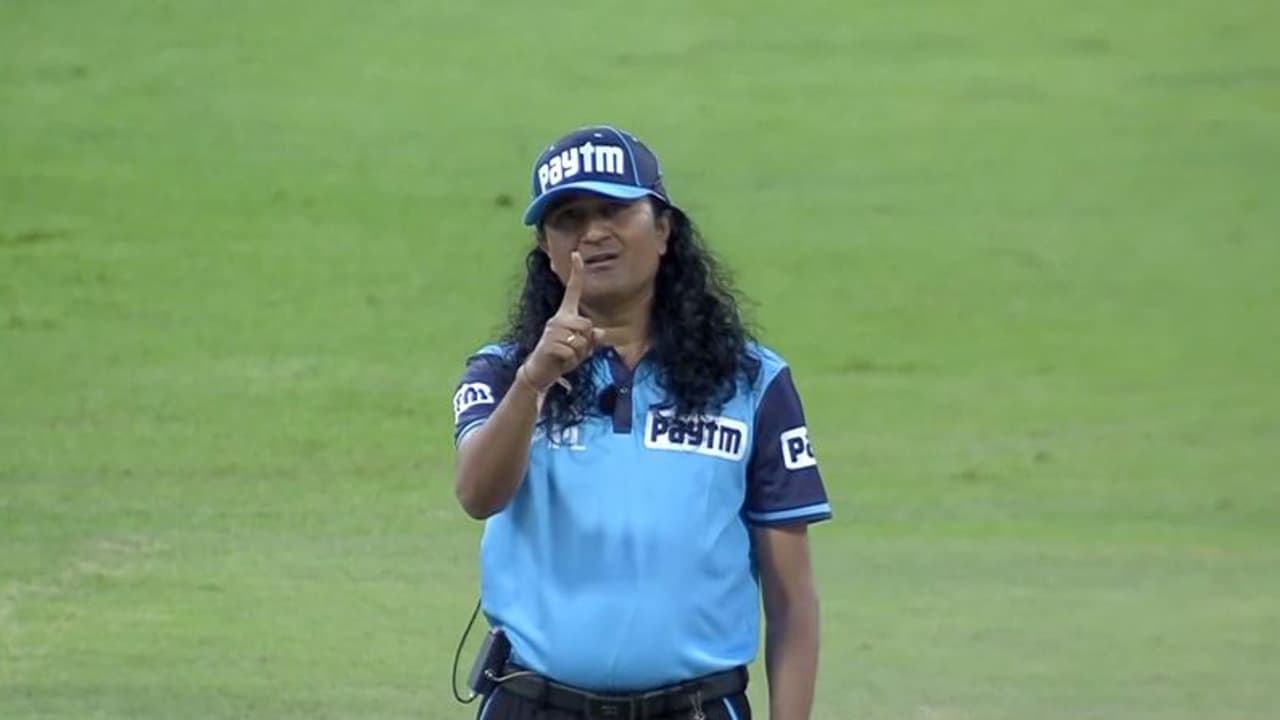 IPL 2020: ఎవరీ జుంపాల అంపైర్... స్టైలిష్ లుక్తో క్రేజ్ తెచ్చుకున్న పశ్చిమ్ పతక్... IPL 2020: ఎవరీ జుంపాల అంపైర్... స్టైలిష్ లుక్తో క్రేజ్ తెచ్చుకున్న పశ్చిమ్ పతక్...