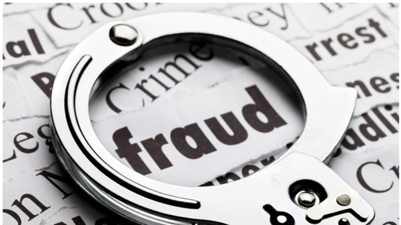 ఉద్యోగాలు..షేర్ల పేరిట లక్షలకు టోకరా.. ఘరానా మోసగాడి అరెస్ట్..