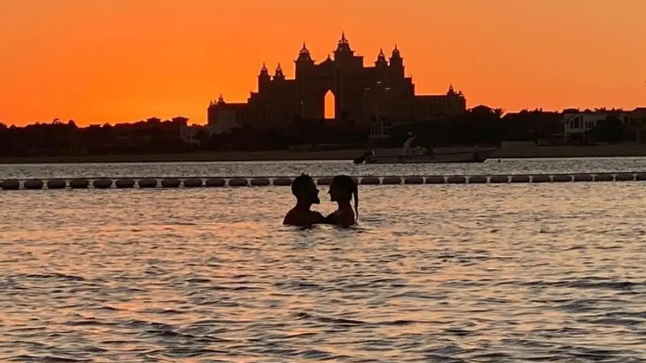 అనుష్క శర్మతో విరాట్ కోహ్లీ హాట్ ఫోజు... ఫోటో క్లిక్మనిపించిన ఏబీడీ... అనుష్క శర్మతో విరాట్ కోహ్లీ హాట్ ఫోజు... ఫోటో క్లిక్మనిపించిన ఏబీడీ...