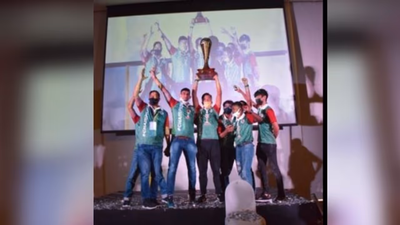 দ্বিতীয়াতে আই লিগ ট্রফি এল কলকাতায়, মোহনবাগানকে শুভেচ্ছা মোদি মমতার দ্বিতীয়াতে আই লিগ ট্রফি এল কলকাতায়, মোহনবাগানকে শুভেচ্ছা মোদি মমতার