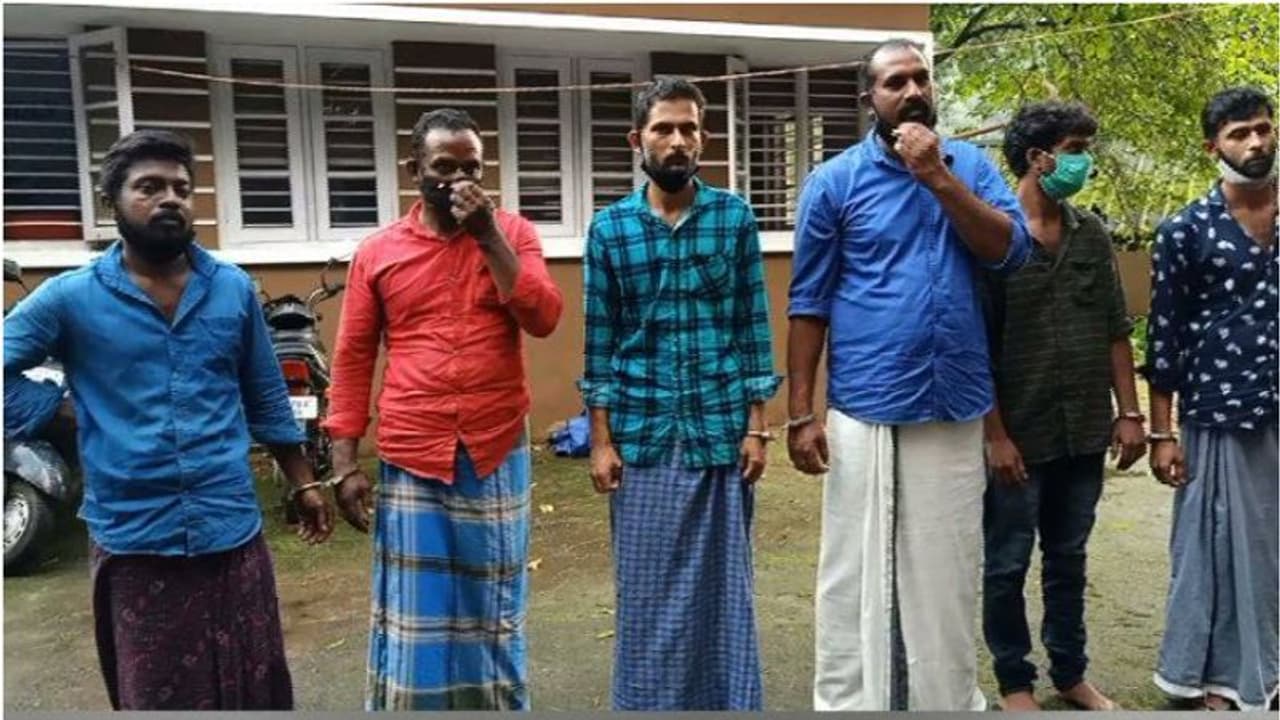 ഹിന്ദു ഐക്യവേദി നേതാവിനെയും കുടുംബത്തെയും വെട്ടിപ്പരിക്കേല്പ്പിച്ച കേസില് 6 പേര് പിടിയില് ഹിന്ദു ഐക്യവേദി നേതാവിനെയും കുടുംബത്തെയും വെട്ടിപ്പരിക്കേല്പ്പിച്ച കേസില് 6 പേര് പിടിയില്