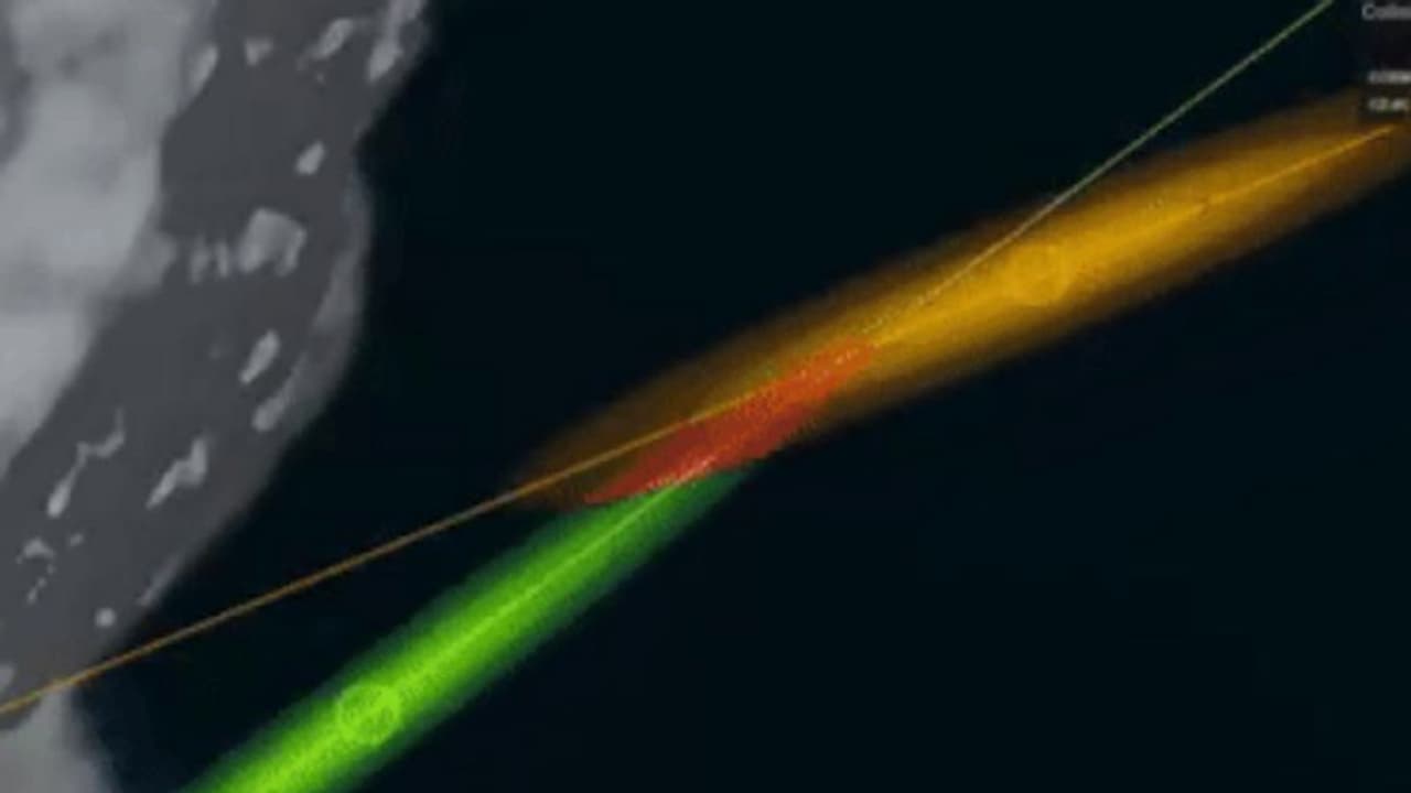 ബഹിരാകാശത്ത് തലനാരിഴയ്ക്ക് ഒഴിവായത് വന് കൂട്ടിയിടി; കൂട്ടിയിടിച്ചാല് ദുരന്തമായേനെ.! ബഹിരാകാശത്ത് തലനാരിഴയ്ക്ക് ഒഴിവായത് വന് കൂട്ടിയിടി; കൂട്ടിയിടിച്ചാല് ദുരന്തമായേനെ.!