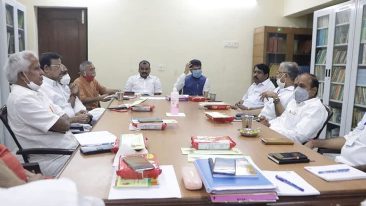 அவங்க பலம் OPS, EPSக்கு நன்றாக தெரியும்.. சசிகலாவிற்கு சப்போர்ட்டாக கடைசி அஸ்திரத்தை கையில் எடுத்த பாஜக.! அவங்க பலம் OPS, EPSக்கு நன்றாக தெரியும்.. சசிகலாவிற்கு சப்போர்ட்டாக கடைசி அஸ்திரத்தை கையில் எடுத்த பாஜக.!