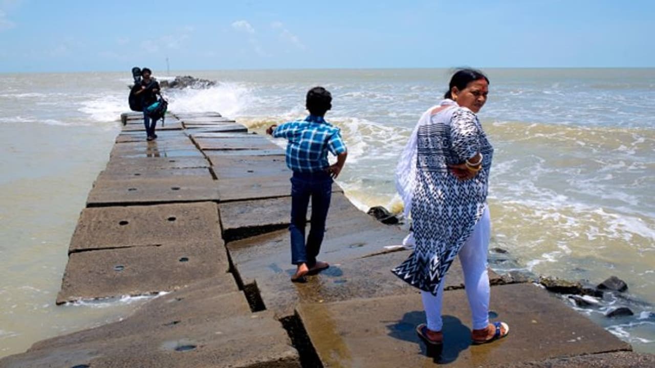 সপ্তমীর সকালেই মিলল সুখবর, কেটেছে দুর্যোগ, নিম্নচাপ সরে যাচ্ছে সমুদ্রে, উঠল সতর্কতা সপ্তমীর সকালেই মিলল সুখবর, কেটেছে দুর্যোগ, নিম্নচাপ সরে যাচ্ছে সমুদ্রে, উঠল সতর্কতা
