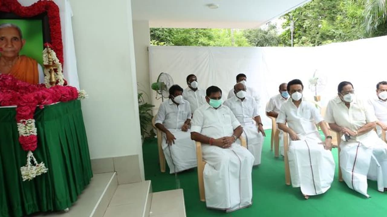 எடப்பாடியாரை இல்லத்திற்கே சென்று சந்தித்த திமுக தலைவர் ஸ்டாலின்: அதிமுக திமுக தொண்டர்கள் மத்தியில் நெகிழ்சி எடப்பாடியாரை இல்லத்திற்கே சென்று சந்தித்த திமுக தலைவர் ஸ்டாலின்: அதிமுக திமுக தொண்டர்கள் மத்தியில் நெகிழ்சி