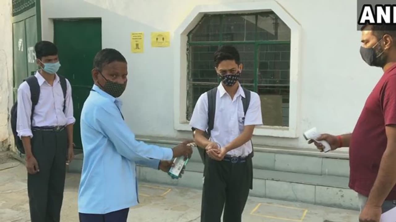 সরকারের নির্দেশ মানল না কর্পোরেশন, মুম্বইয়ে এই বছর আর খুলছে না স্কুল সরকারের নির্দেশ মানল না কর্পোরেশন, মুম্বইয়ে এই বছর আর খুলছে না স্কুল