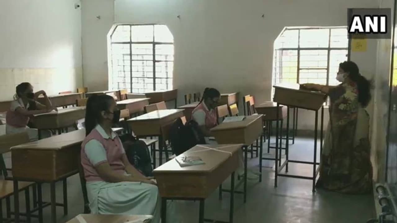 7 മാസത്തെ ഇടവേളയ്ക്ക് ശേഷം സംസ്ഥാനത്തെ സ്കൂളുകള്‍ ഇന്ന് തുറക്കും;10, പ്ലസ്ടു ക്ലാസിലെ കുട്ടികള്‍ സ്കൂളിലെത്തും