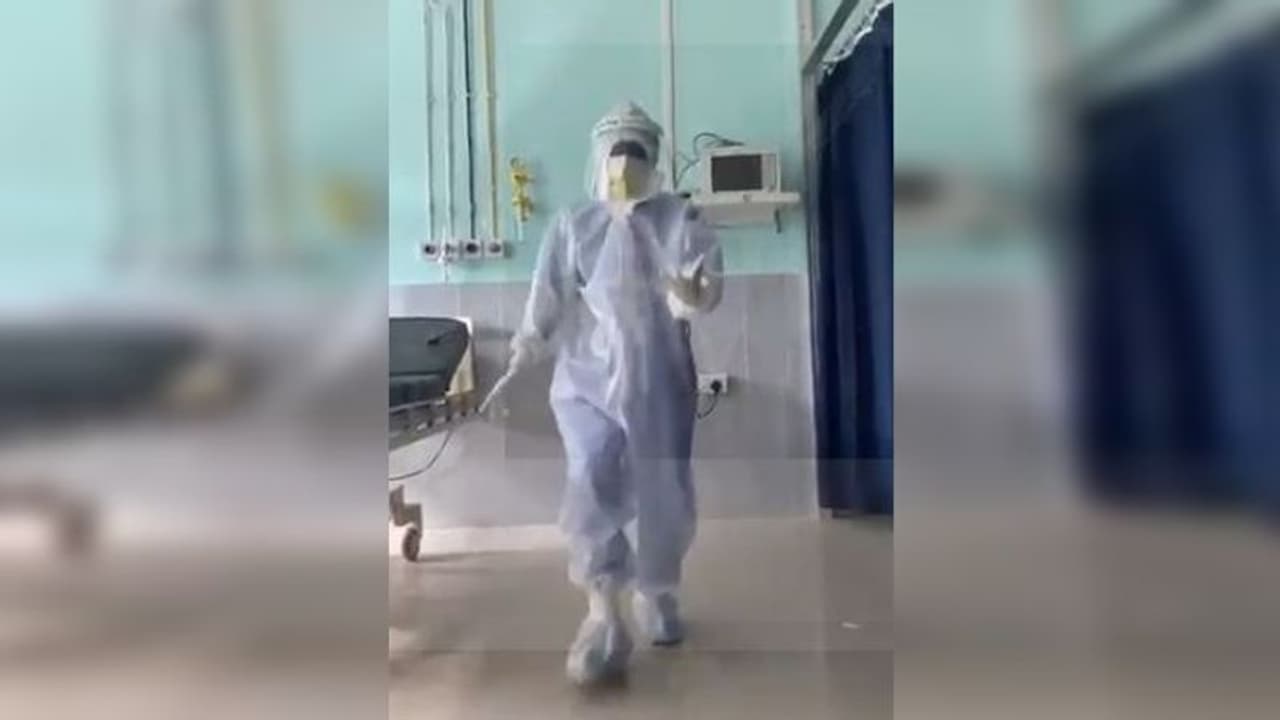 পিপিই কিট পরেই ঘুঙরু গানের সঙ্গে নাচে মাতলেন ডাক্তার পিপিই কিট পরেই ঘুঙরু গানের সঙ্গে নাচে মাতলেন ডাক্তার