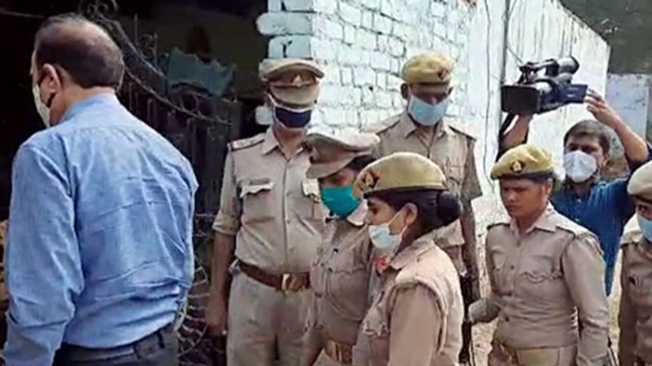 ഹാഥ്റസ് കേസ്: പ്രതികളെ കാണാന് സിബിഐ സംഘം ജയിലിലെത്തി ഹാഥ്റസ് കേസ്: പ്രതികളെ കാണാന് സിബിഐ സംഘം ജയിലിലെത്തി