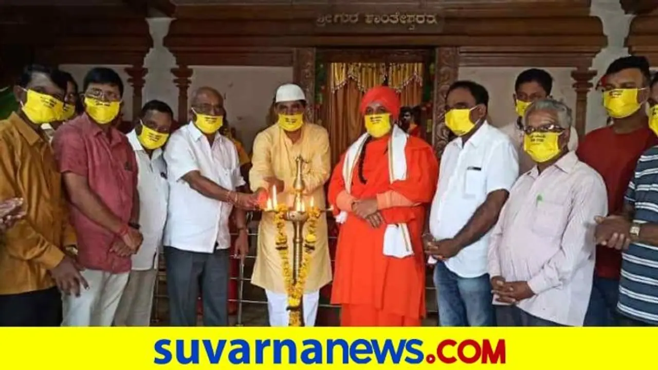 ಧರ್ಮ ಸಾಮರಸ್ಯ: ಲಿಂಗಾಯತ ಮಠದಲ್ಲಿ ದಸರಾಗೆ ಚಾಲನೆ ನೀಡಿದ ಮುಸ್ಲಿಂ ಮುಖಂಡ! ಧರ್ಮ ಸಾಮರಸ್ಯ: ಲಿಂಗಾಯತ ಮಠದಲ್ಲಿ ದಸರಾಗೆ ಚಾಲನೆ ನೀಡಿದ ಮುಸ್ಲಿಂ ಮುಖಂಡ!