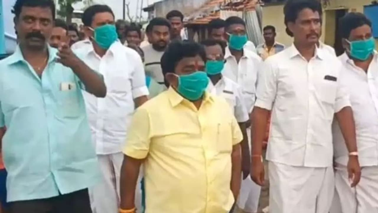 ஒரு அமைச்சர் என்னை கூலிப்படையை வைத்து கொல்லப் பார்க்கிறார்... காப்பாற்ற சொல்லி கதறும் அதிமுக எம்எல்ஏ..! ஒரு அமைச்சர் என்னை கூலிப்படையை வைத்து கொல்லப் பார்க்கிறார்... காப்பாற்ற சொல்லி கதறும் அதிமுக எம்எல்ஏ..!