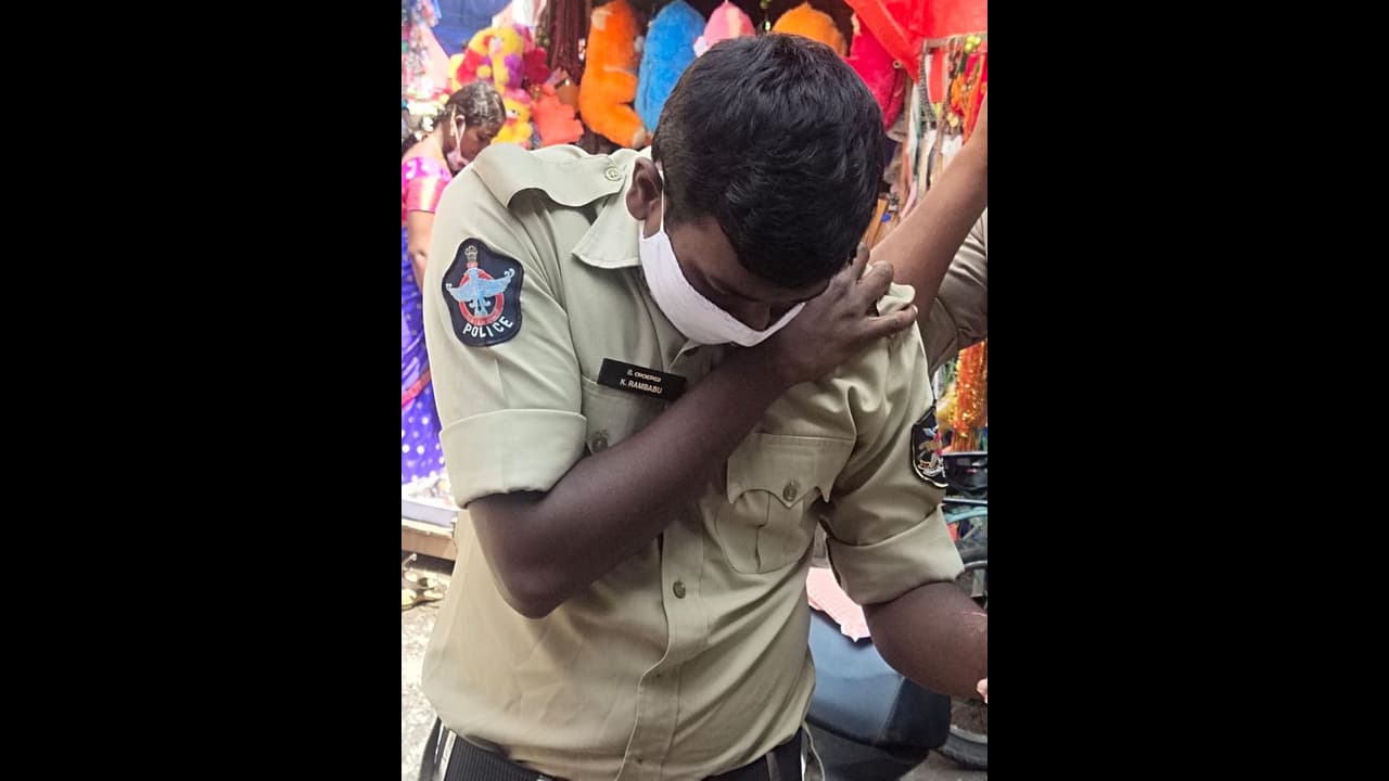 ప్రారంభించిన మూడు రోజులకే: కనకదుర్గ ఫ్లైఓవర్ నుండి పెచ్చులూడి కానిస్టేబుల్కి గాయాలు ప్రారంభించిన మూడు రోజులకే: కనకదుర్గ ఫ్లైఓవర్ నుండి పెచ్చులూడి కానిస్టేబుల్కి గాయాలు