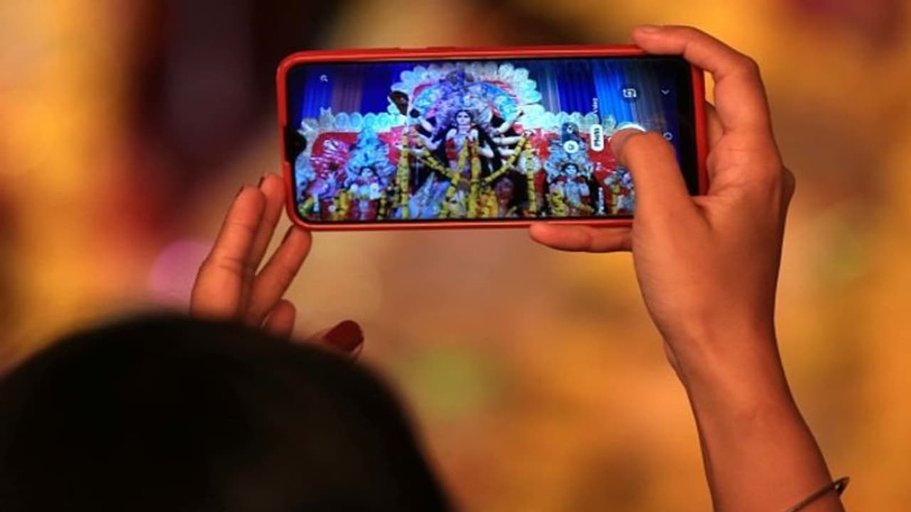 অনলাইনেও এবার হবে প্রতিমা দর্শন, তারই ব্যবস্থা করলেন বসিরহাট জেলা পুলিশ অনলাইনেও এবার হবে প্রতিমা দর্শন, তারই ব্যবস্থা করলেন বসিরহাট জেলা পুলিশ