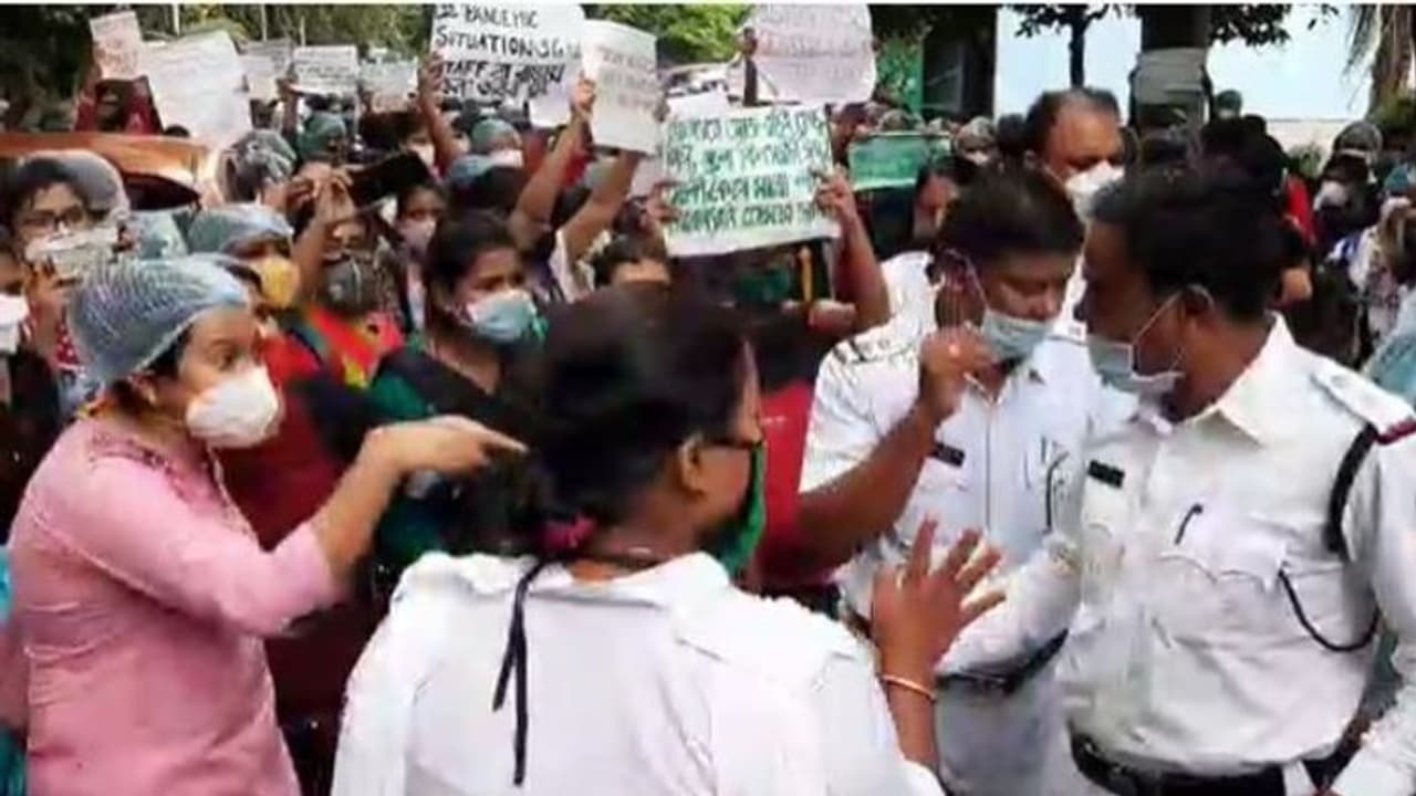 'রাজ্যবাসীরা চাকরি পাচ্ছে না দখলে বহিরাগতরা', স্বাস্থ্য ভবনের সামনে গর্জন ৩ হাজার নার্সের 'রাজ্যবাসীরা চাকরি পাচ্ছে না দখলে বহিরাগতরা', স্বাস্থ্য ভবনের সামনে গর্জন ৩ হাজার নার্সের