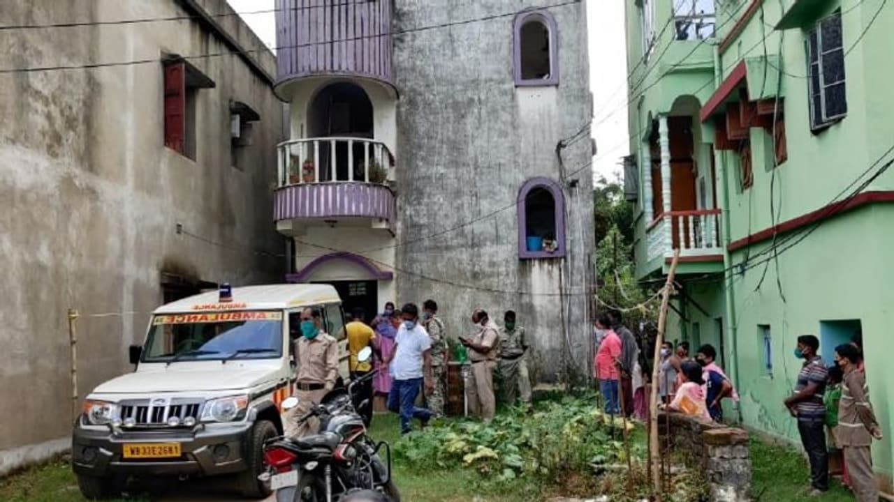 নেপথ্যে কি করোনা আতঙ্ক, বাড়িতে গা এ আগুন দিয়ে আত্মঘাতী বৃদ্ধা