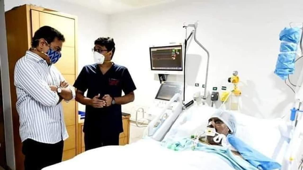 మాజీ మంత్రి నాయినిని పరామర్శించిన మంత్రి కేటీఆర్ మాజీ మంత్రి నాయినిని పరామర్శించిన మంత్రి కేటీఆర్