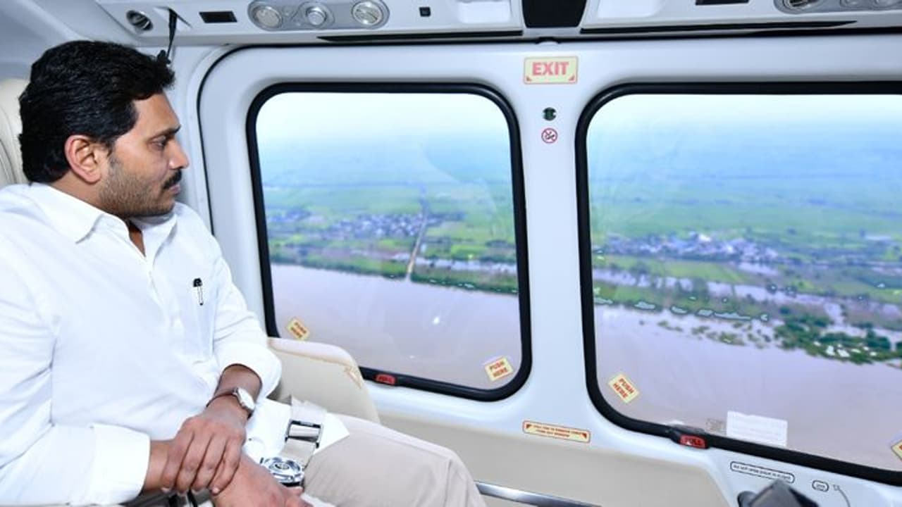 ఏపీలో వరద ప్రభావిత ప్రాంతాల్లో నిత్యావసరాలు, ఉచిత రేషన్: జగన్ ఆదేశం ఏపీలో వరద ప్రభావిత ప్రాంతాల్లో నిత్యావసరాలు, ఉచిత రేషన్: జగన్ ఆదేశం