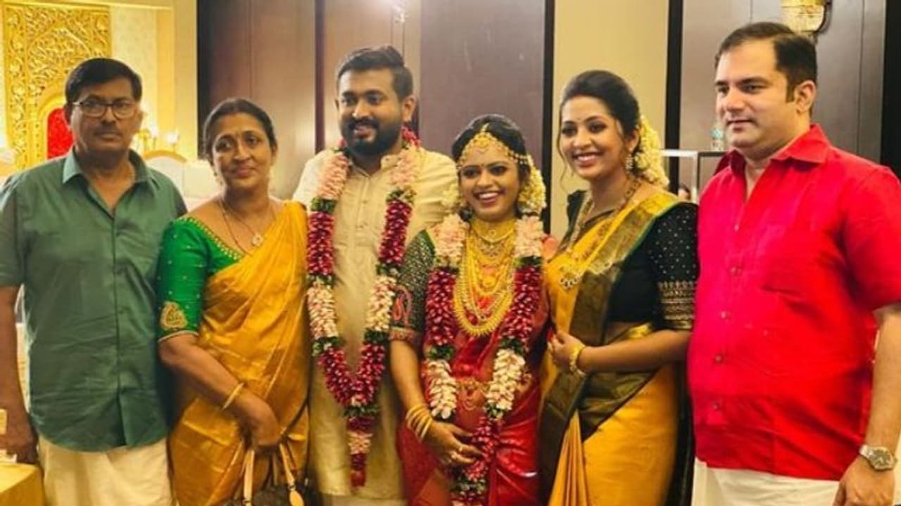 നവ്യയുടെ സഹോദരൻ വിവാഹിതനായി; ആശംസകൾ നേർന്ന് താരം നവ്യയുടെ സഹോദരൻ വിവാഹിതനായി; ആശംസകൾ നേർന്ന് താരം