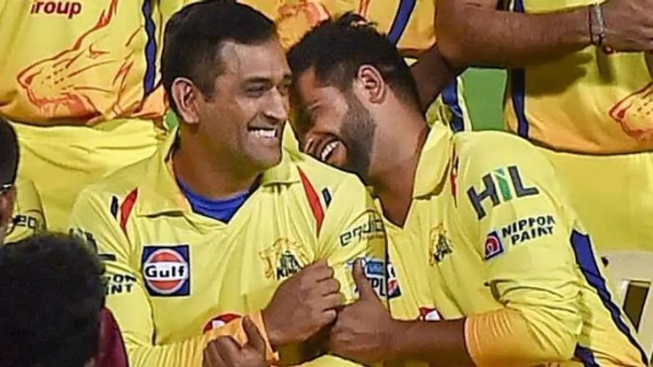 ധോണിയുടെ വിരമിക്കല് പ്രഖ്യാപനം കേട്ട് റെയ്ന പൊട്ടിക്കരഞ്ഞു, വെളിപ്പെടുത്തി അക്സര് ധോണിയുടെ വിരമിക്കല് പ്രഖ്യാപനം കേട്ട് റെയ്ന പൊട്ടിക്കരഞ്ഞു, വെളിപ്പെടുത്തി അക്സര്