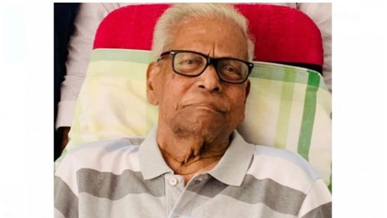 വിഎസിന് 97ാം പിറന്നാൾ; ആഘോഷങ്ങളൊഴിവാക്കി കുടുംബം വിഎസിന് 97ാം പിറന്നാൾ; ആഘോഷങ്ങളൊഴിവാക്കി കുടുംബം