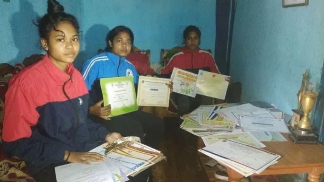 3 नेशनल चैंपियन बहनों की कहानी सुन आ जाएगा रोना, पिता को नहीं मिल रही मजदूरी, मेडल देख मिटा रहीं भूख 3 नेशनल चैंपियन बहनों की कहानी सुन आ जाएगा रोना, पिता को नहीं मिल रही मजदूरी, मेडल देख मिटा रहीं भूख