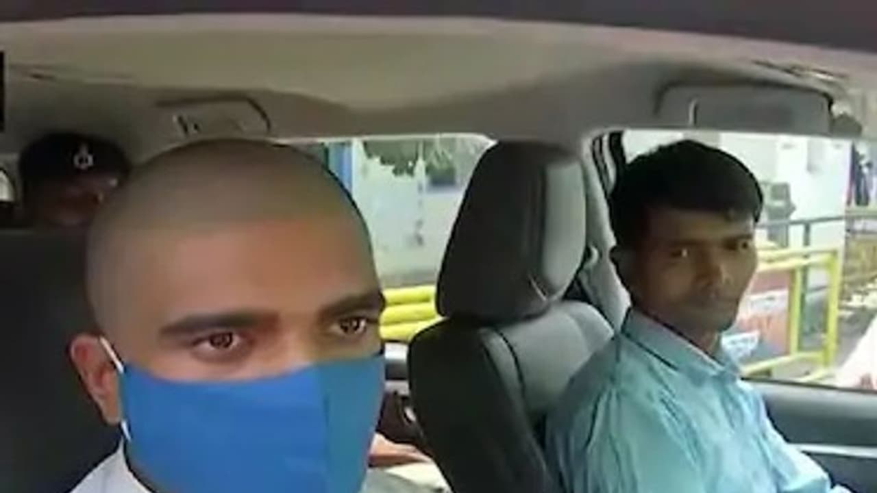 लालू प्रसाद यादव के घर पहुंचे लोजपा के प्रदेश अध्यक्ष, तेजस्वी से की मुलाकात, कही ये बातें लालू प्रसाद यादव के घर पहुंचे लोजपा के प्रदेश अध्यक्ष, तेजस्वी से की मुलाकात, कही ये बातें