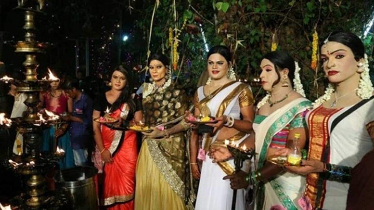 விதவிதமாக பெண் வேடமிட்டு வழிபாடு செய்த ஆண்கள்! கேரளக் கோவிலில் வினோத வழிபாடு!