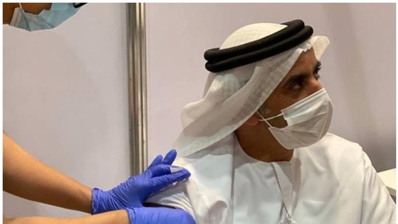 യുഎഇ ഉപപ്രധാനമന്ത്രിക്ക് കൊവിഡ് വാക്സിന് നല്കി യുഎഇ ഉപപ്രധാനമന്ത്രിക്ക് കൊവിഡ് വാക്സിന് നല്കി