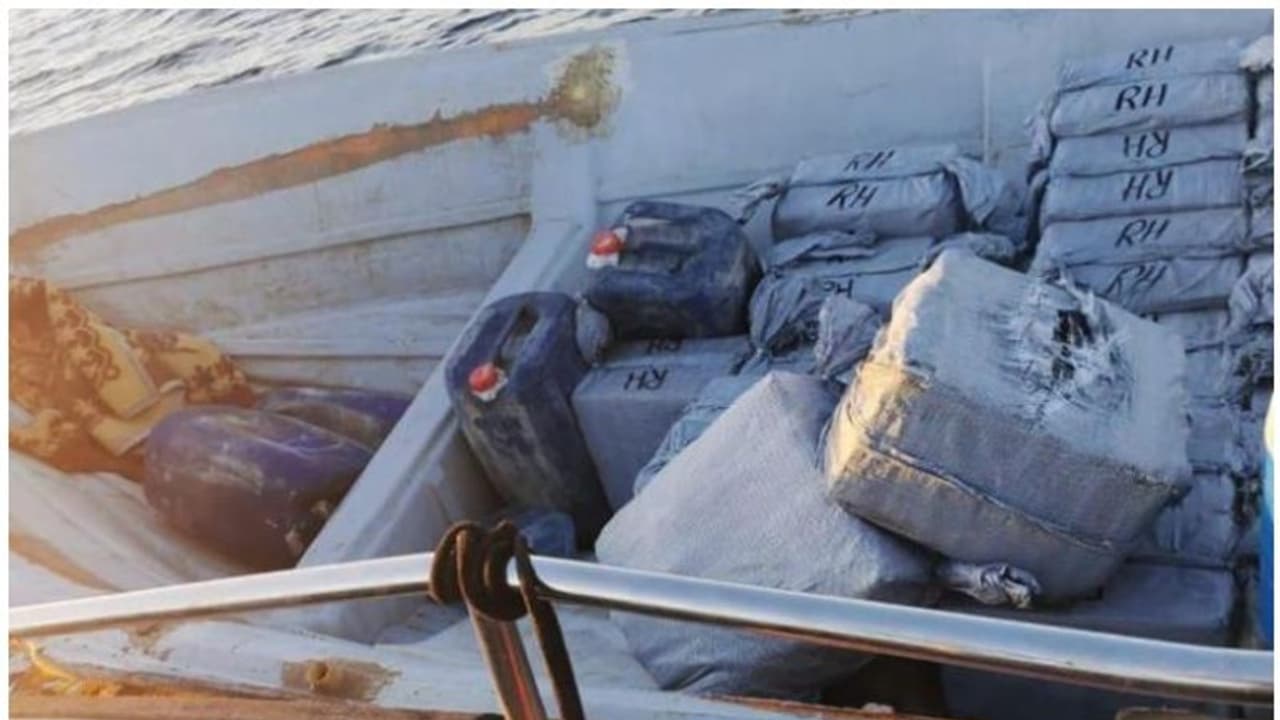 വന് തോതില് മദ്യം കടത്തിയ രണ്ട് പ്രവാസികള് ഒമാനില് അറസ്റ്റില് വന് തോതില് മദ്യം കടത്തിയ രണ്ട് പ്രവാസികള് ഒമാനില് അറസ്റ്റില്