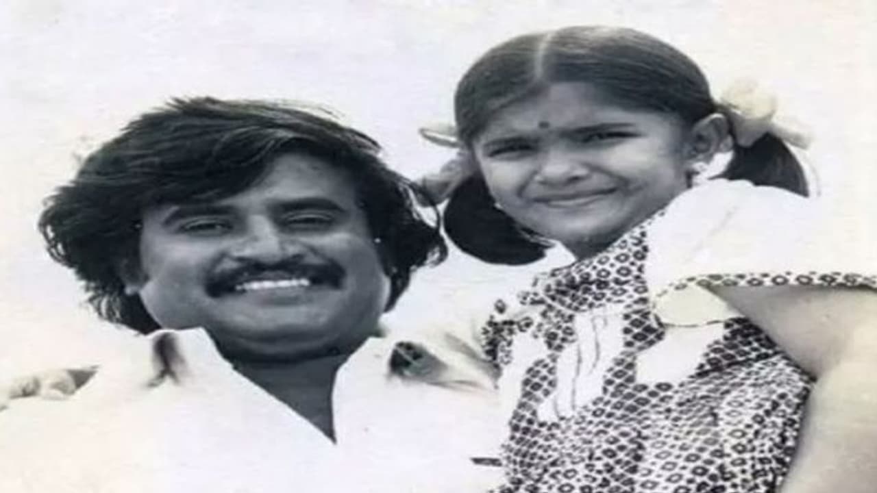 சூப்பர் ஸ்டார் கையில் இருக்கும் குழந்தை நட்சத்திரம் இந்த பிரபலமா? அரிய புகைப்படத்தால் வெளிவந்த ரகசியம்! சூப்பர் ஸ்டார் கையில் இருக்கும் குழந்தை நட்சத்திரம் இந்த பிரபலமா? அரிய புகைப்படத்தால் வெளிவந்த ரகசியம்!