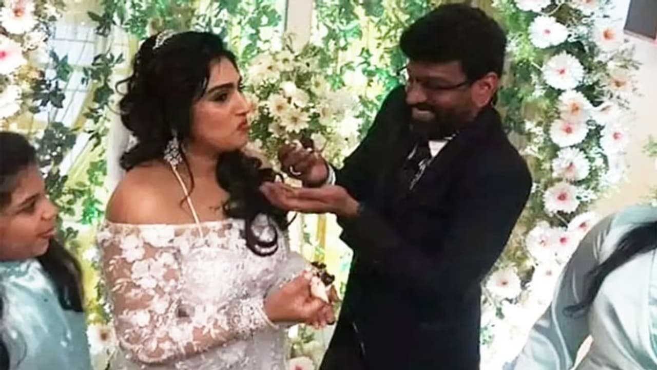 ரெம்ப குடிக்கிறாரு.. என் கணவருடன் சேர்த்து வையுங்கள்.. என் காதல் உண்மையானது. கதறி அழும் நடிகை வனிதா..!! ரெம்ப குடிக்கிறாரு.. என் கணவருடன் சேர்த்து வையுங்கள்.. என் காதல் உண்மையானது. கதறி அழும் நடிகை வனிதா..!!