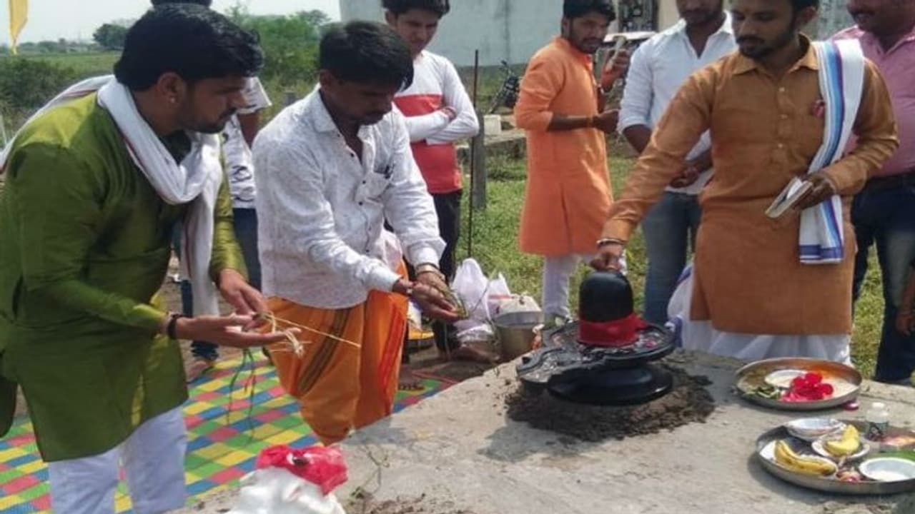 दोपहर में मूर्ति की स्थापना..रातभर भगवान के पास रहे भक्त..सुबह शिवलिंग और नंदी गायब..दिलचस्प मामला दोपहर में मूर्ति की स्थापना..रातभर भगवान के पास रहे भक्त..सुबह शिवलिंग और नंदी गायब..दिलचस्प मामला